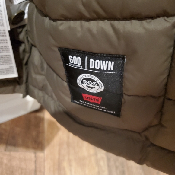 Levi's olive green puffer jacket size medium - Picture 3 of 6